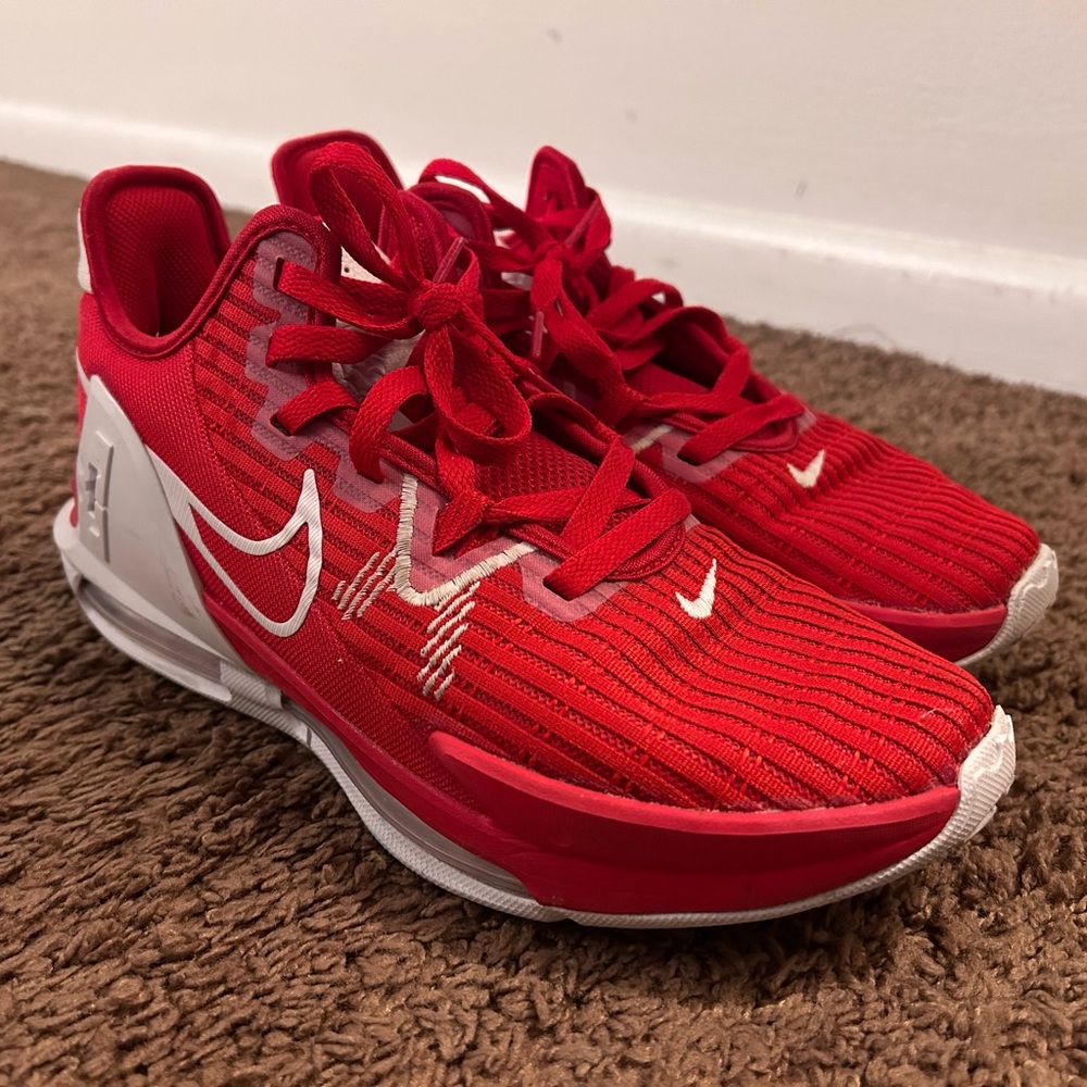 Lebron James Witness 6 , M size 8